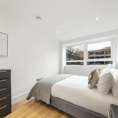 Modern And Stylish 1 Bed Apartment In อีสต์กรีนสเตด ภายนอก รูปภาพ